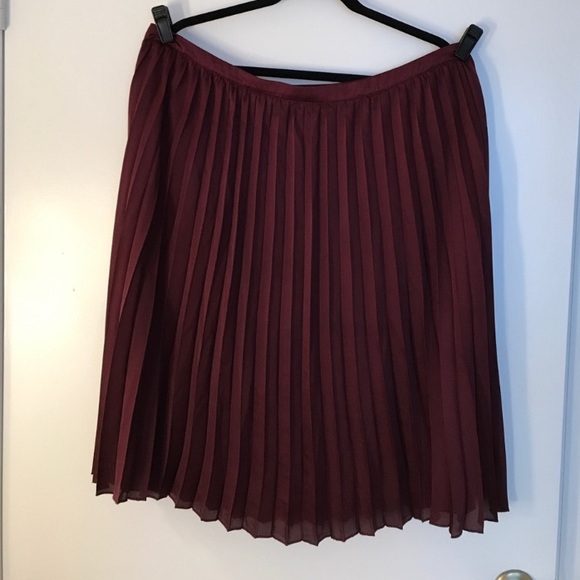 Worthington Dresses & Skirts - Worthington Burgundy pleated flowy skirt